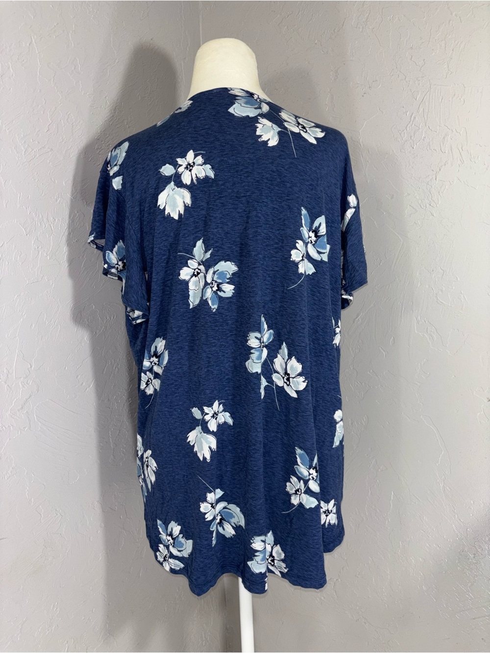 Liz Claiborne Navy Floral V-Neck Button-Accent Top - Picture 6 of 12